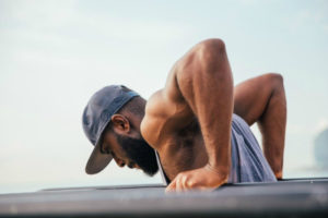 man doing dips looking muscular thanks to d-aspartic acid 